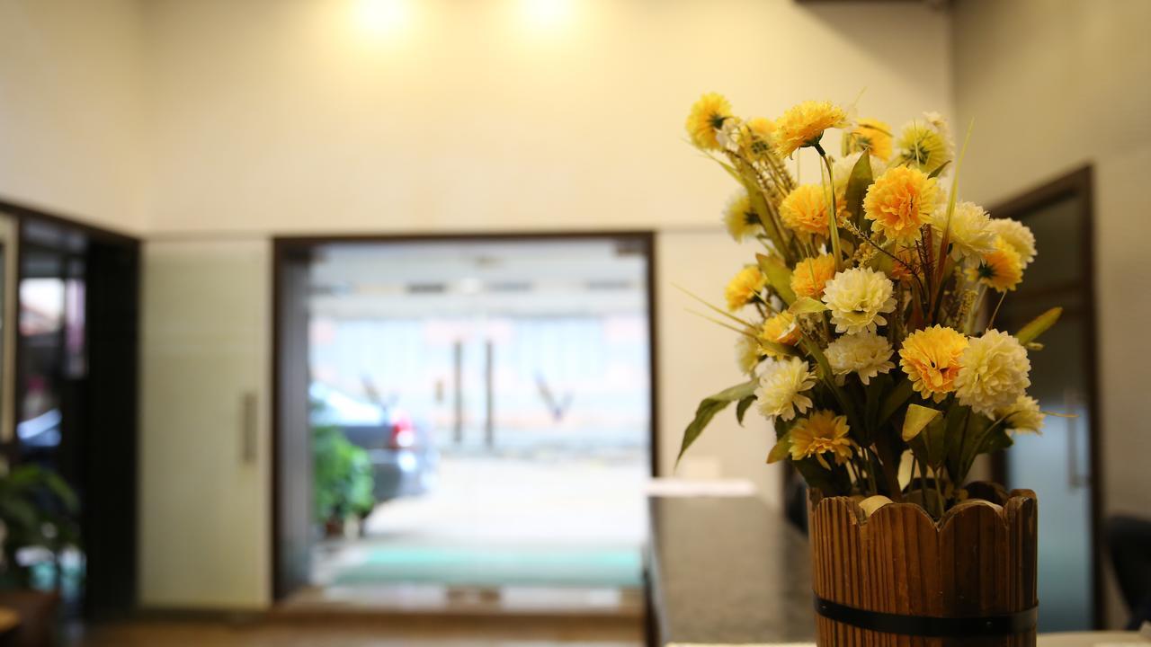 Hotel Venkat Presidency Бангалор Екстериор снимка